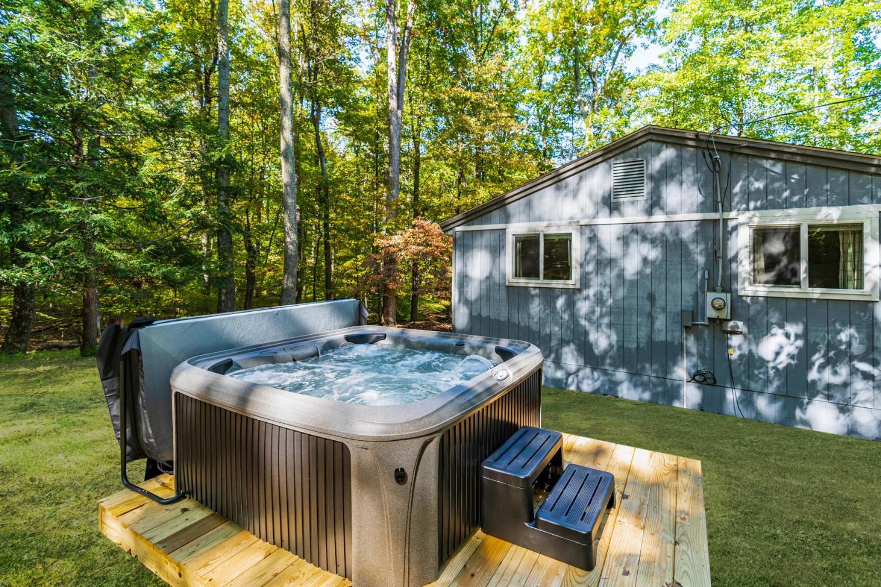 Spacious W Hot Tub, Fire Pit, Deck, Grill And Wifi Villa Hedgesville Exterior photo